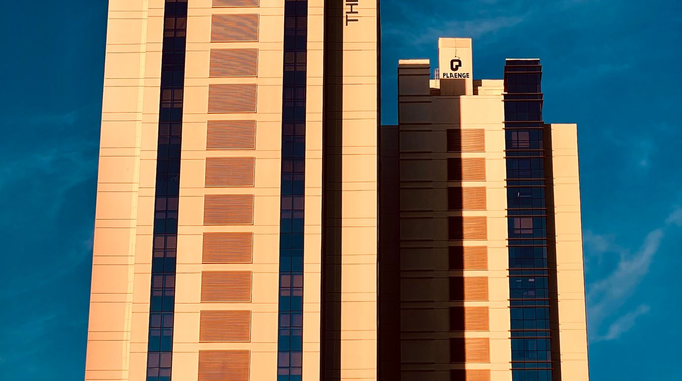 Prédios altos iluminados pela luz do fim de tarde.