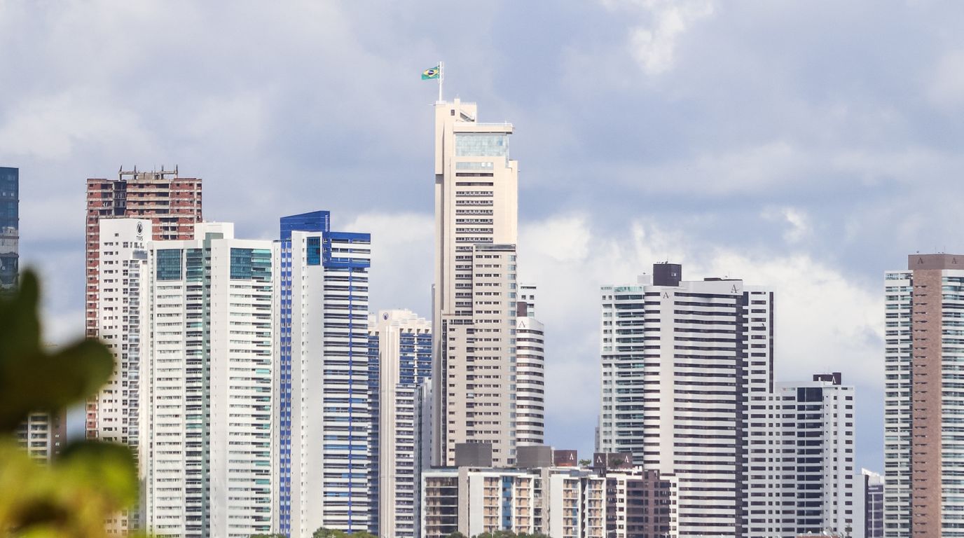 Prédios altos no perfil urbano de João Pessoa, na Paraíba.