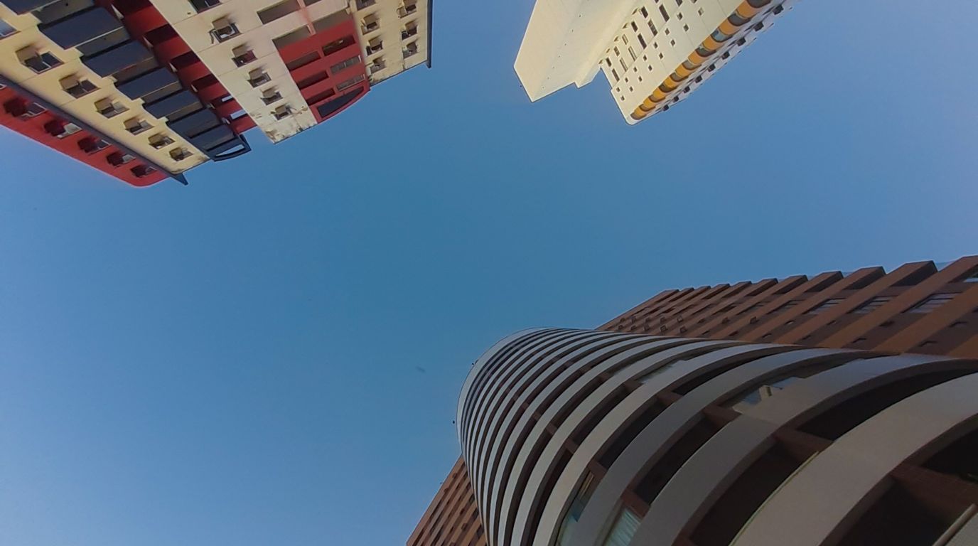 Prédios altos vistos de baixo em área urbana de Teresina, no Piauí.