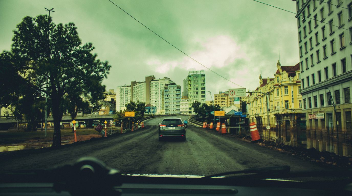 Avenida e prédios em área urbana do Rio Grande do Sul.