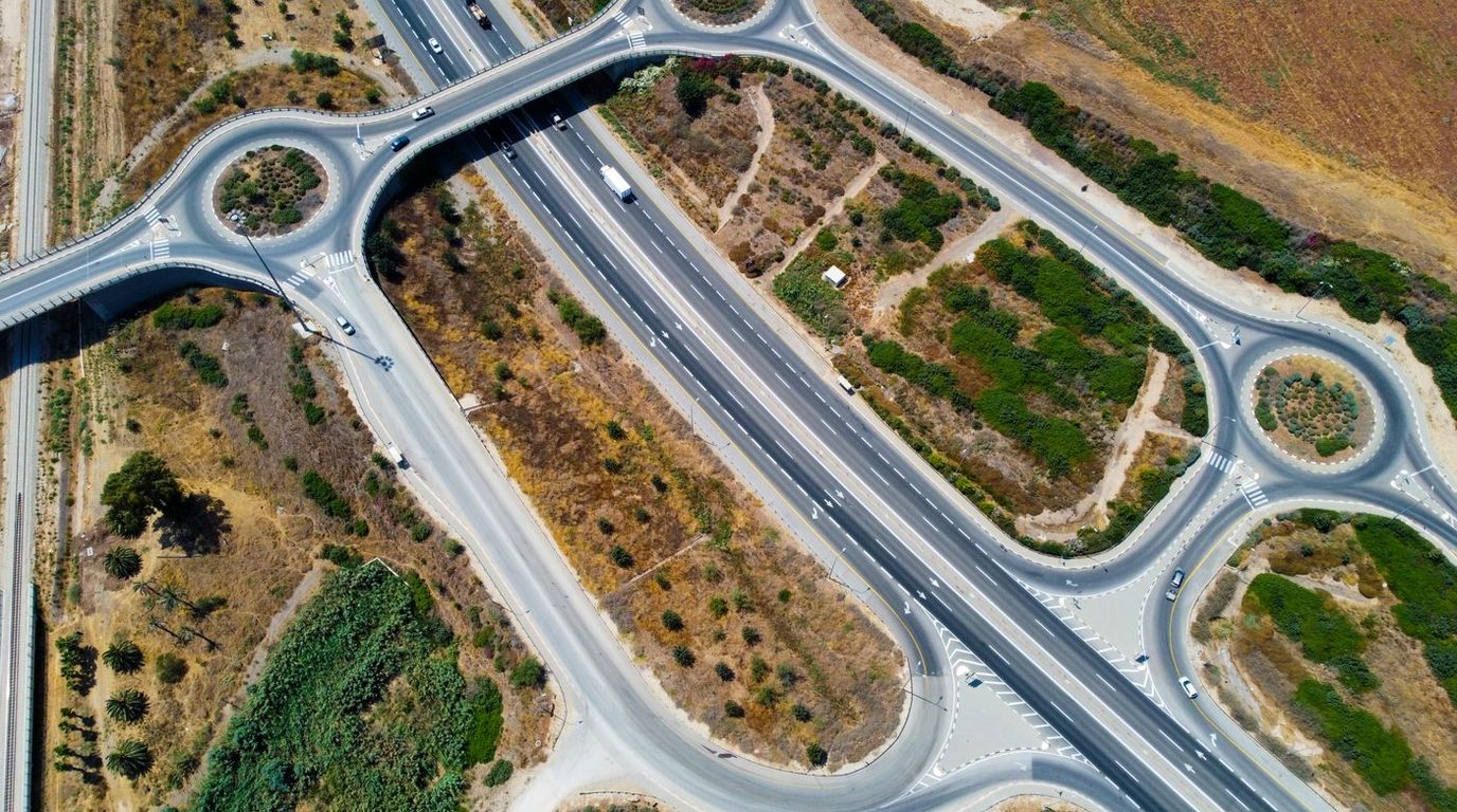 Vista aérea de um entroncamento rodoviário.